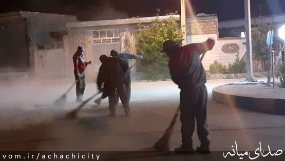 تنظیف شبانه معابر شهر آچاچی در روزهای کرونایی توسط کارگران زحمتکش شهرداری آچاچی