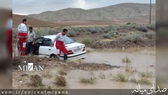 نجات خودروهای گرفتار در سیلاب میانه توسط هلال احمر