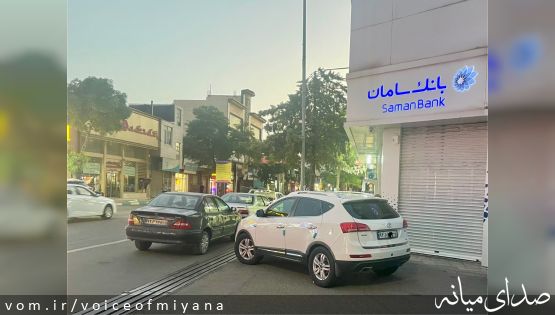 بستن مسیر تردد عابرین در زنجان توسط یک خودروی میانه ای!